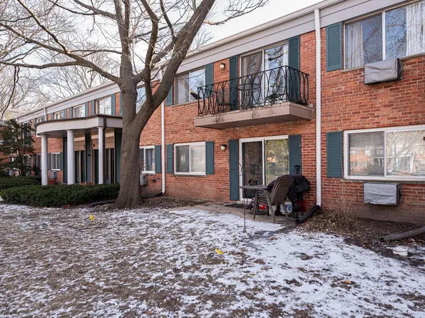 2411 S Goebbert Rd #206, Arlington Heights, IL 60005