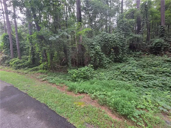 690 N Lake Cir, Oxford, GA 30054