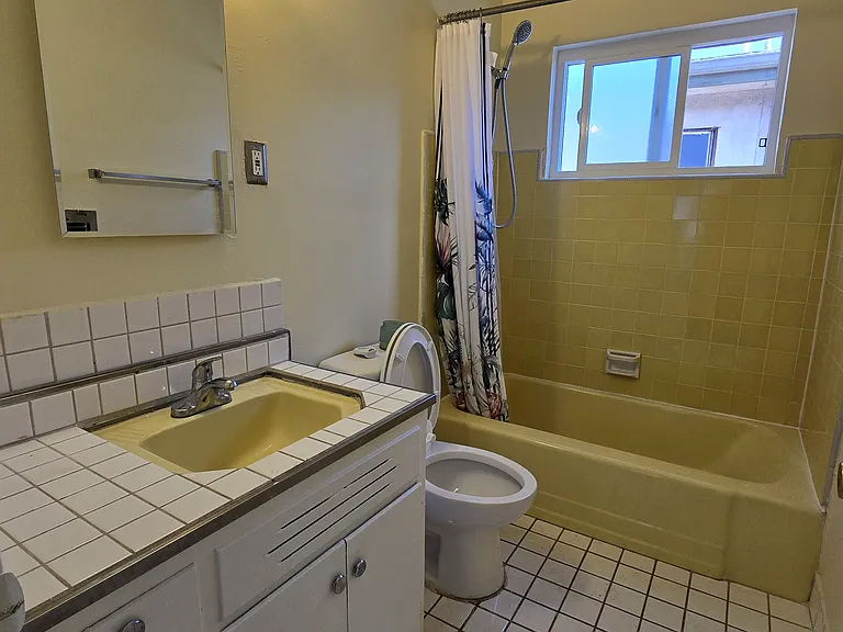 1947 S Sherbourne Dr #6 — Photo 10