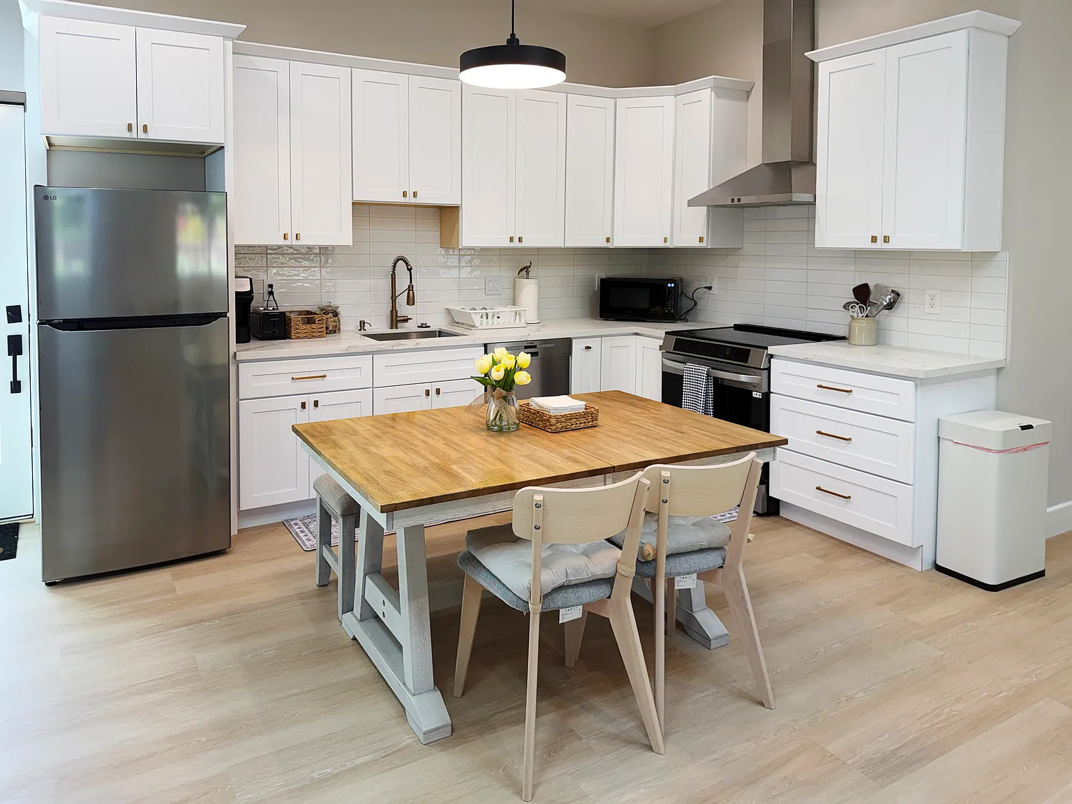 2 bed, 900 sqft, $7,000 — Photo 2