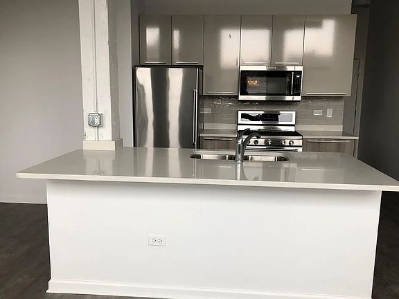 4th image of 937 W Dakin St #205