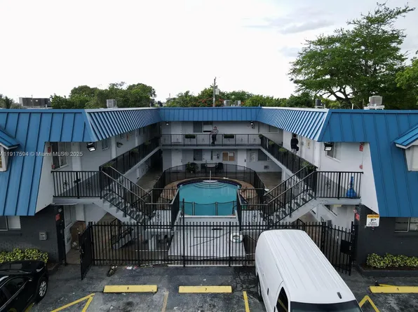 37 SW 14th St #13, Dania, FL 33004