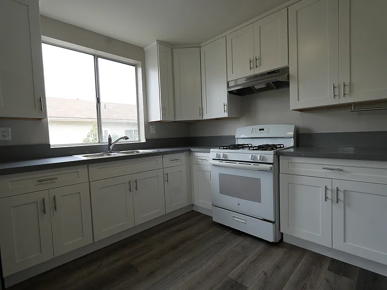 457 W Sepulveda St — Photo 28