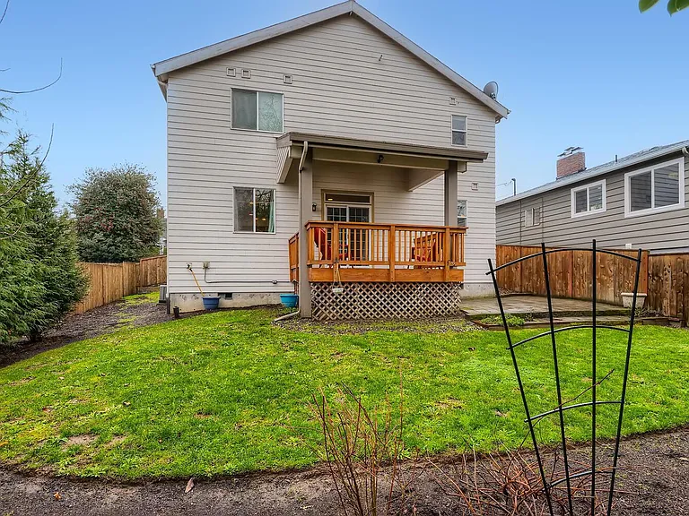 1225 NE Holland St — Photo 5
