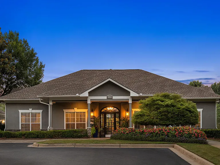 C195540_ArborPlace_DUSK_LEASING_02