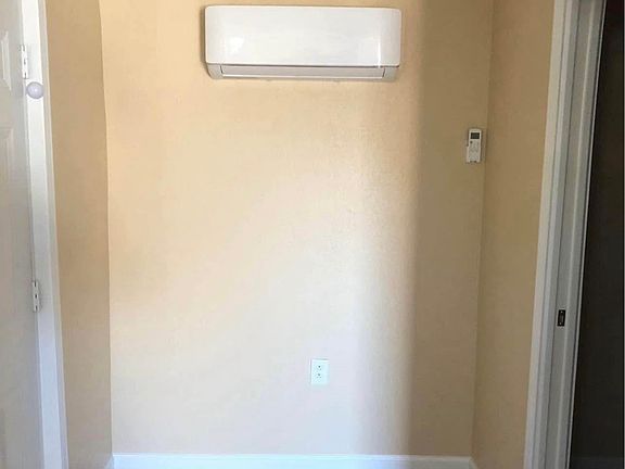 5th image of 2632 Delano Ave