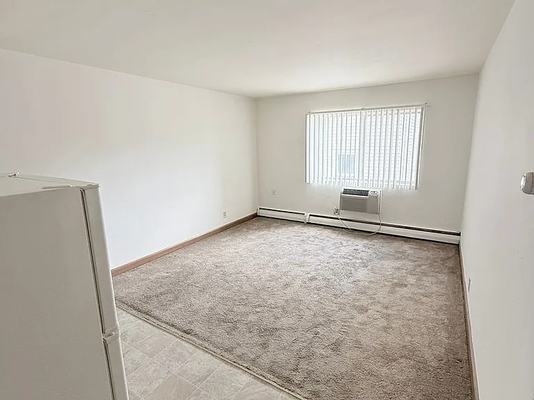 MAY RENT FREE - Sign on this Studio today! — Photo 22