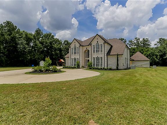 Circle driveway means tons of additional parking and easy to get in and out of the property.
