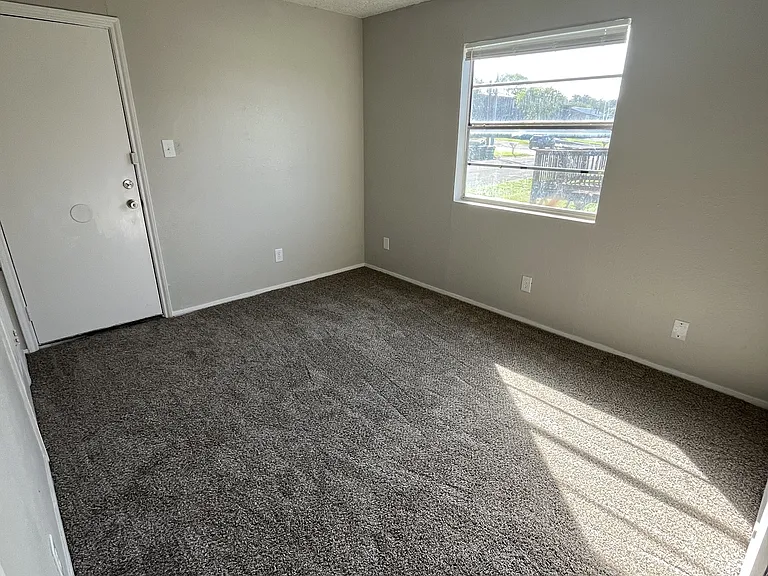 706 Bracewood Cir #D — Photo 2