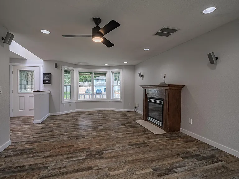 3840 Oxford Loop SE — Photo 6