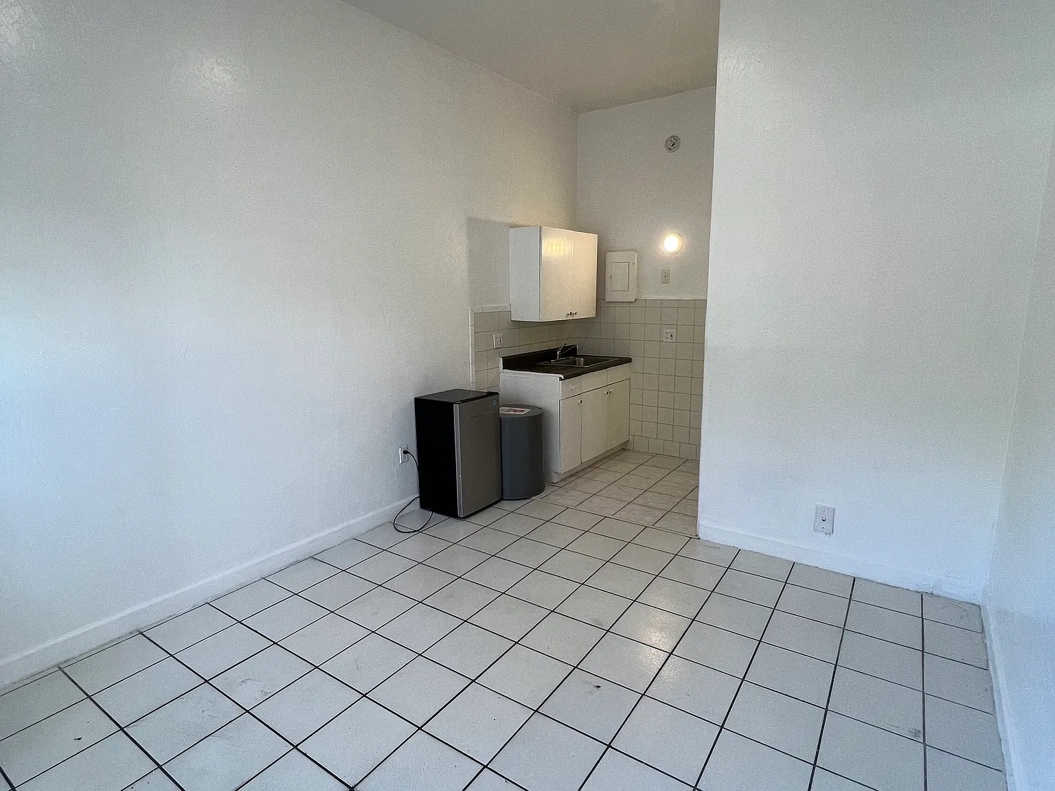 Studio, 400 sqft, $900 — Photo 2