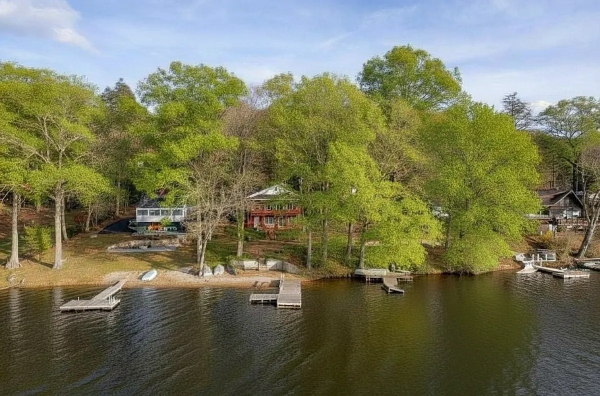 Building Photo - 542 Lake Dr