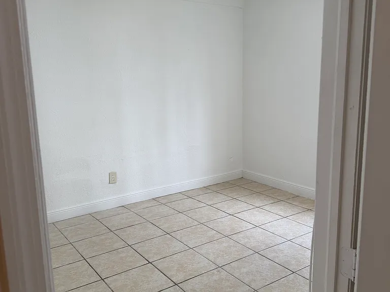 404 NE 26th Ter #400 — Photo 5
