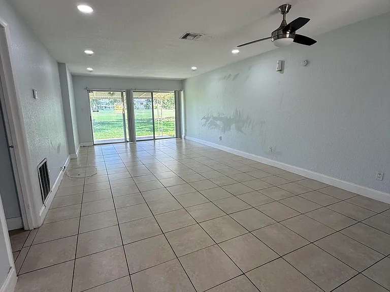 9640 NW 65th St #D10 — Photo 7