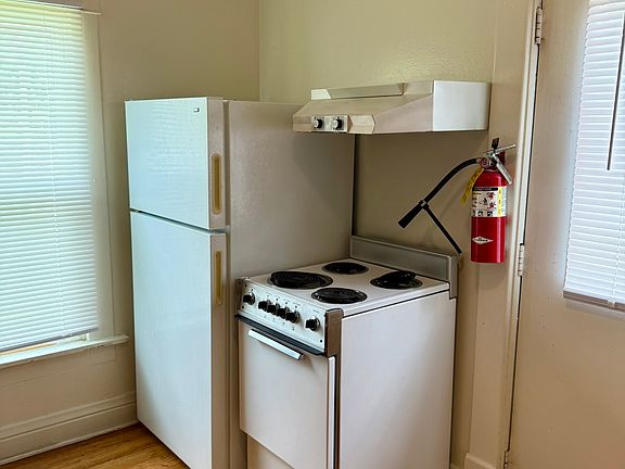 2nd image of 814 E Market St #D