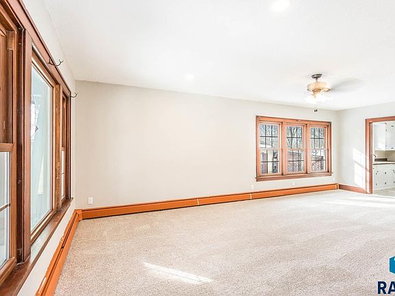 5th image of 211 N Kniss Ave