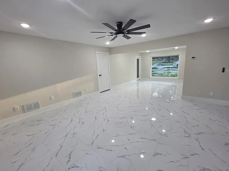 1900 Hillcrest Dr — Photo 3