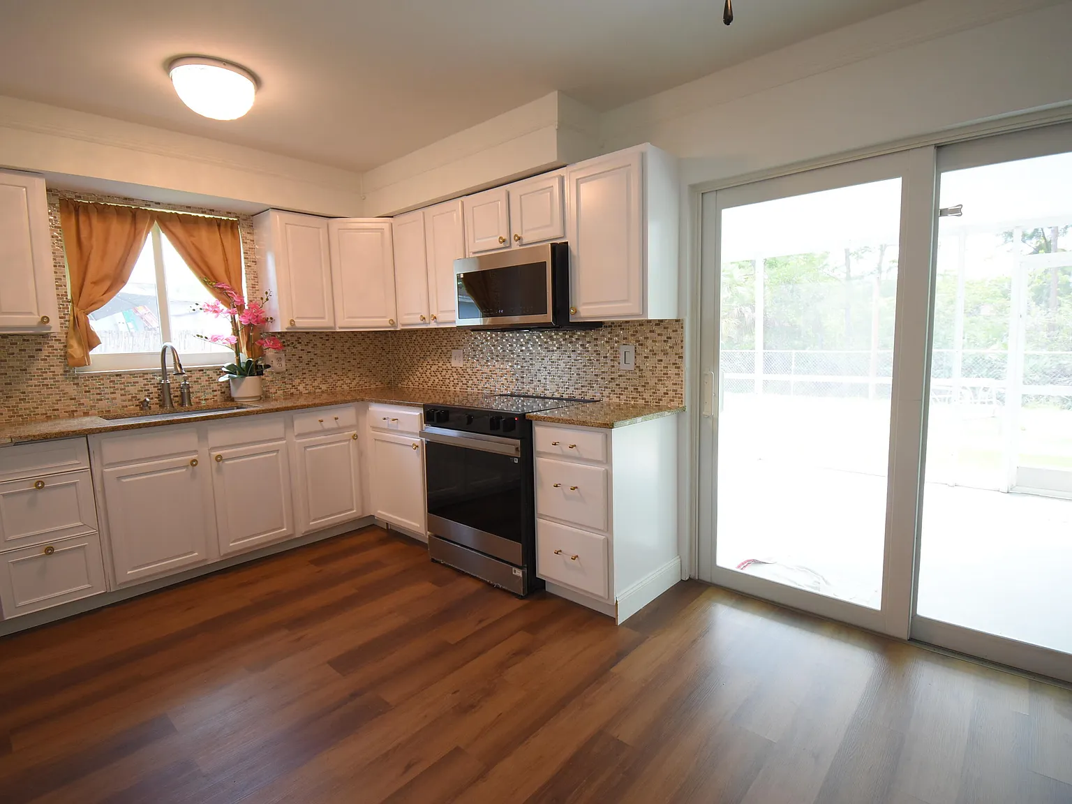 3 bed, 2.0 bath, 1133 sqft, $3,675 — Photo 4