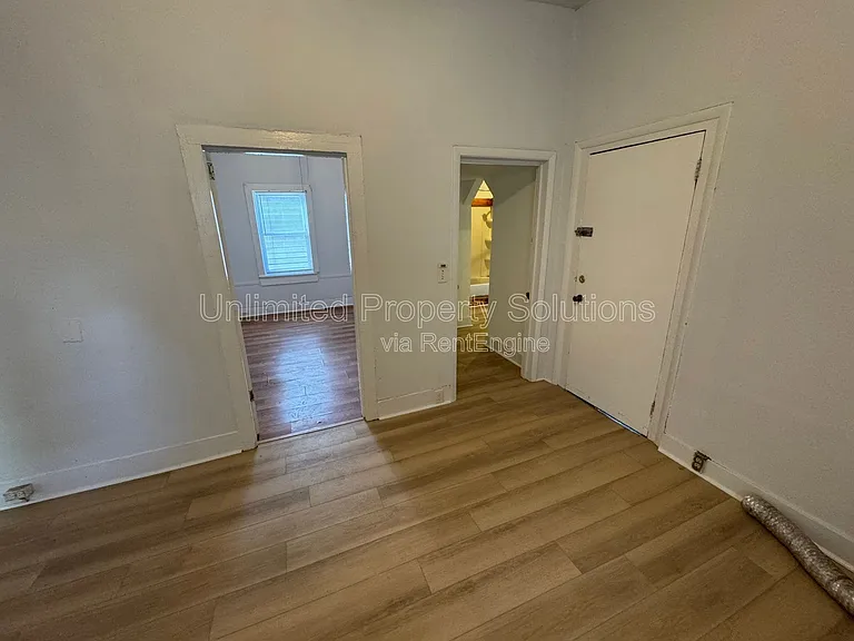 317 Queen St — Photo 12