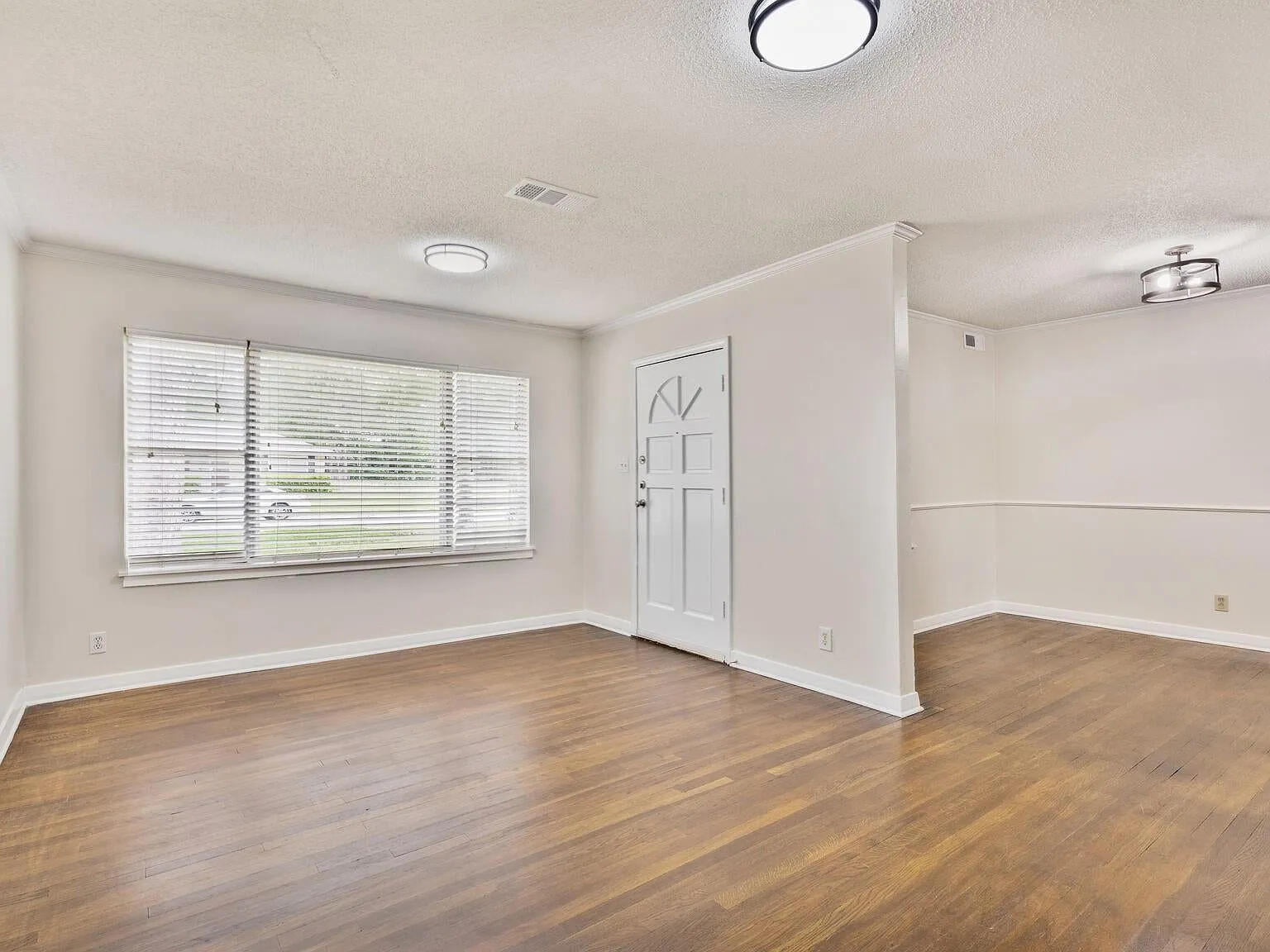 3 bed, 1.5 bath, 1304 sqft, $2,000 — Photo 4
