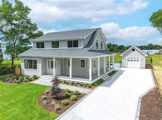 210 Arshamomaque Ave, Southold, NY 11971