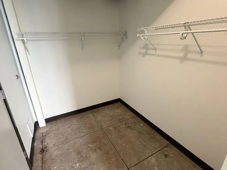521 W 2nd Street - Leijona — Photo 100