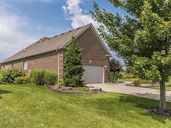 3rd image of 1092 Bay Colony Dr
