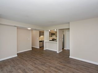 960 Fairway Dr APT 104, Naperville, IL 60563