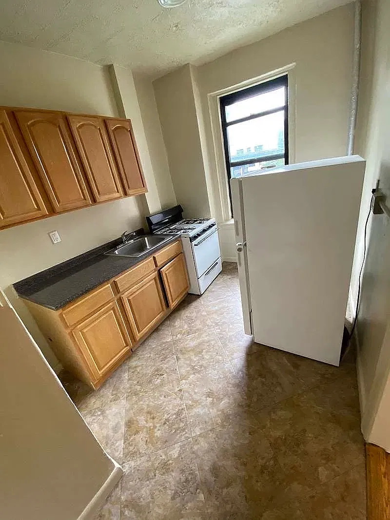 2490 Davidson Ave — Photo 2