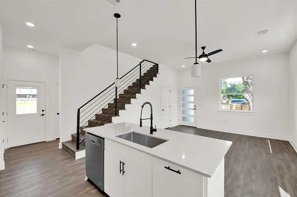2 bed, 2.0 bath, 1200 sqft, $2,245 — Photo 3