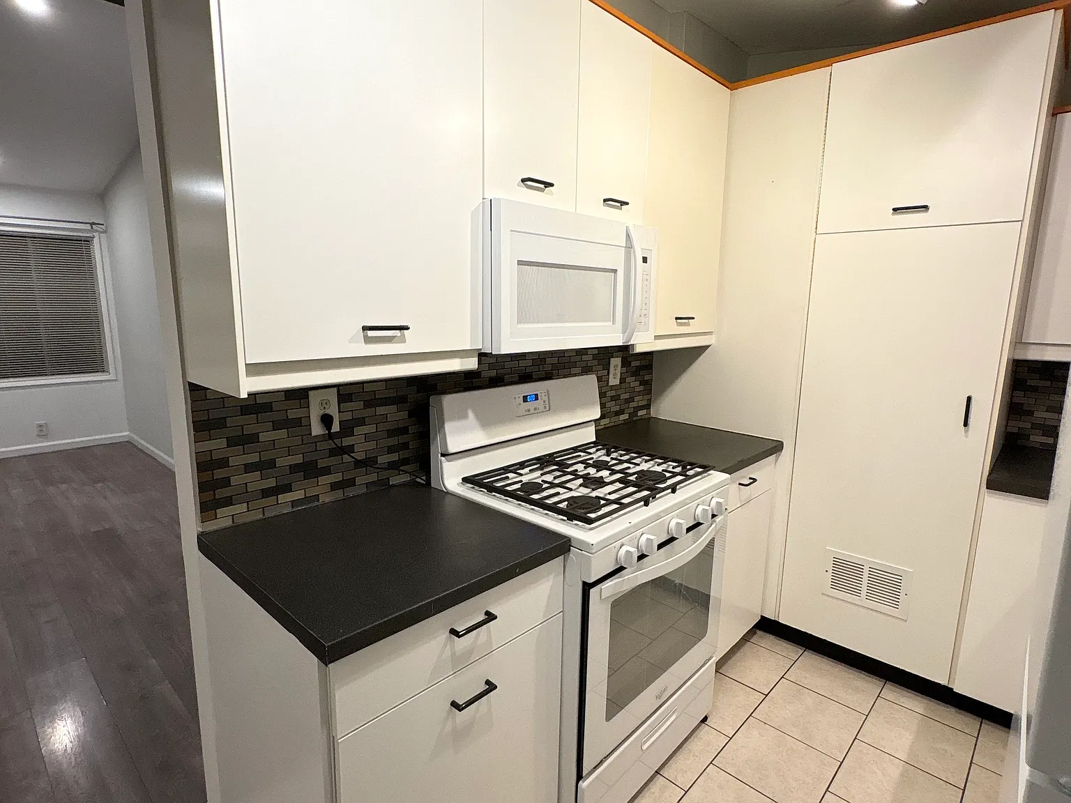7253 Vineland Ave — Photo 2