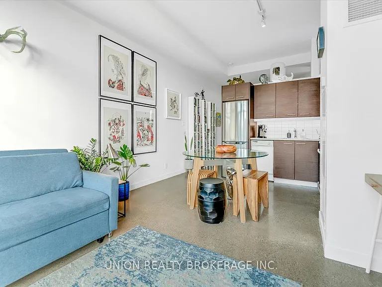 569 King St E #404 — Photo 7