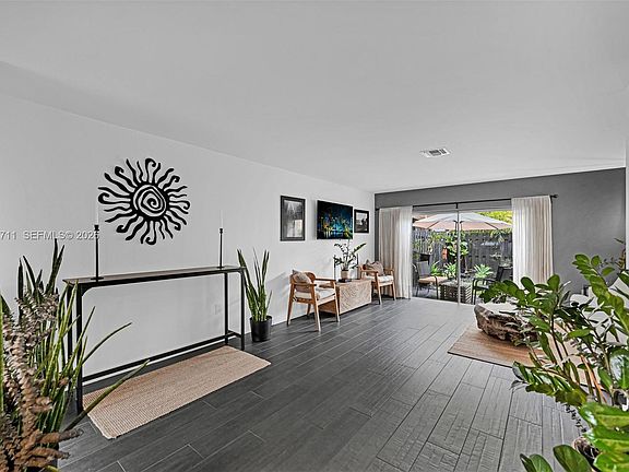 4th image of 450 SE 7th St APT 210