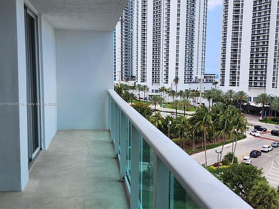 4th image of 100 Bayview Dr APT 810
