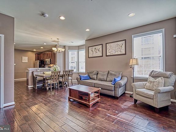 Open Floor Plan-Perfect for Hosting Family/Friends