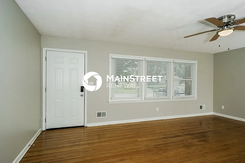 9909 Lakewood Dr — Photo 3