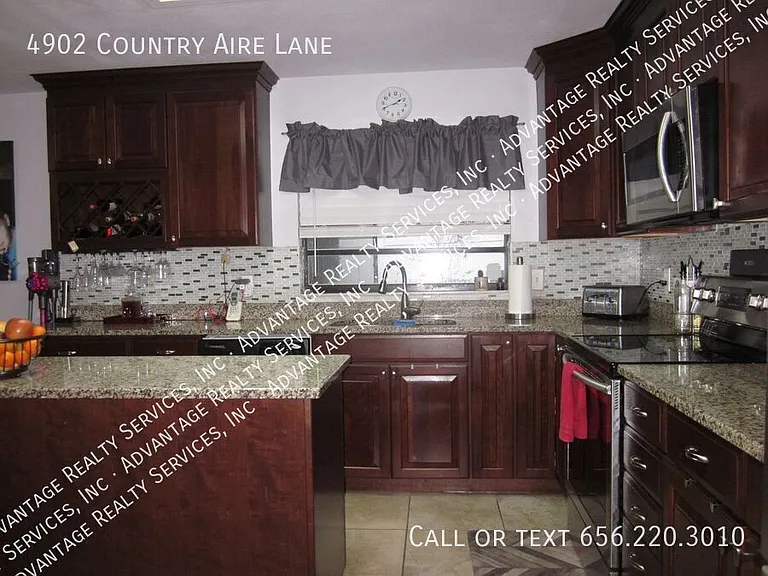 4902 Country Aire Ln — Photo 8
