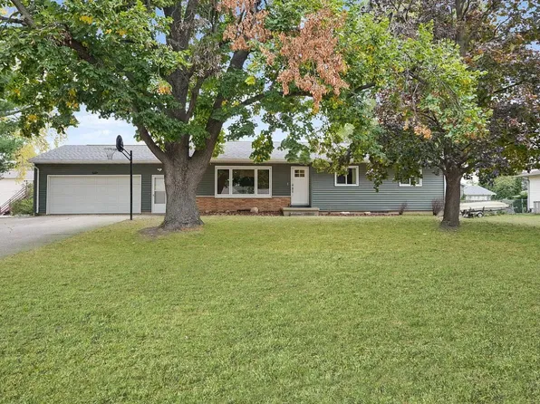 2912 Tucson Dr, Cedar Falls, IA 50613