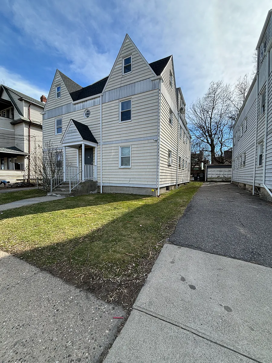 Photo 1 of 8 - 86 Birdsey St #2L - Bridgeport, CT Primary Photo - 86 Birdsey St #2L