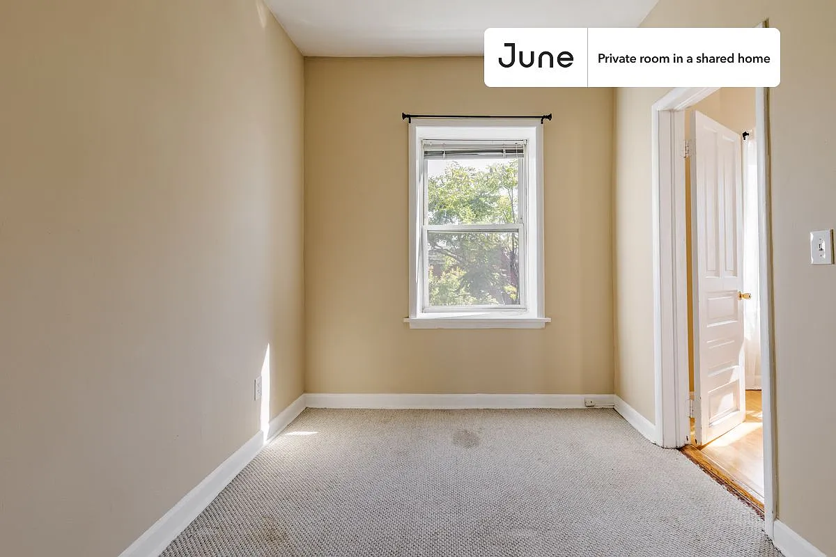 Full bedroom in 4 bed/2 bath home in Wicker Park #1534 D — Photo 2