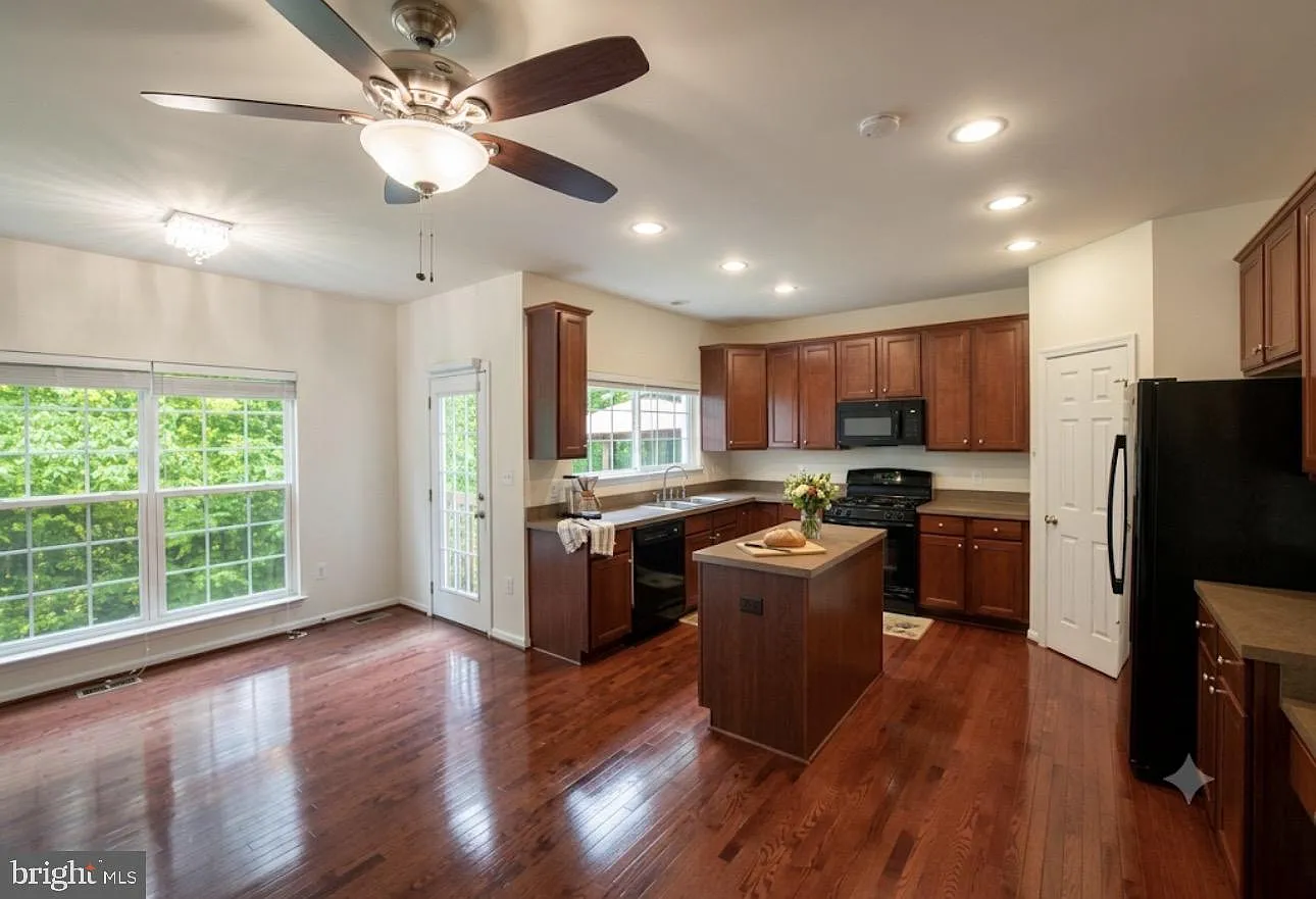 4 bed, 3.5 bath, 3012 sqft, $2,999 — Photo 1