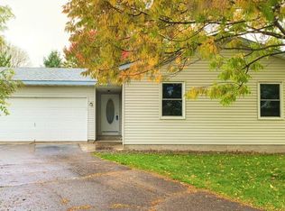 1349 Carriage Hills Dr S, Cambridge, MN 55008