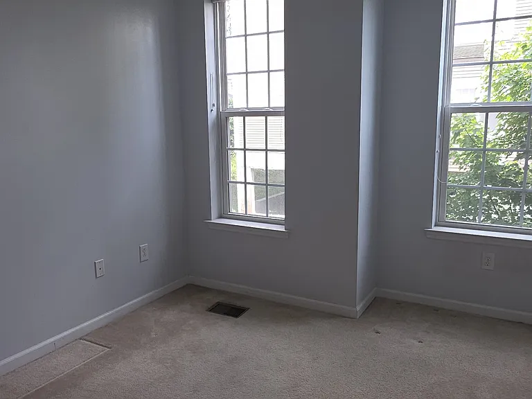 10 Iris Ln #10 — Photo 6
