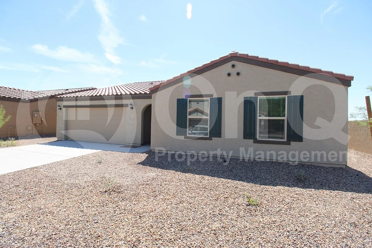 4 bed, 2.0 bath, 2096 sqft, $1,950 — Photo 2