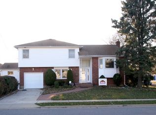 2810 Frankel Blvd, Merrick, NY 11566