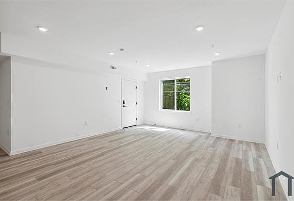 5th image of 890 N 42nd St