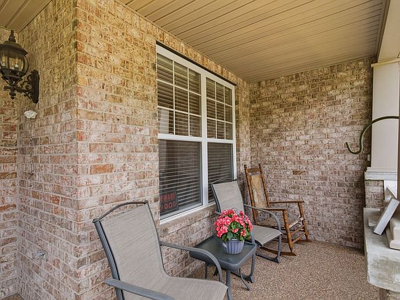 4th image of 3018 Cairns Dr W