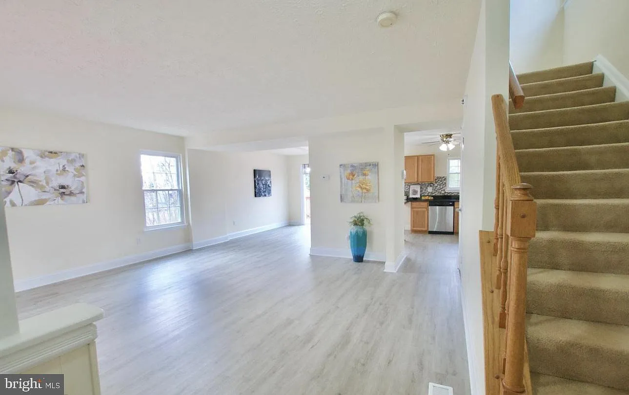 3 bed, 3.0 bath, 1720 sqft, $2,999 — Photo 4