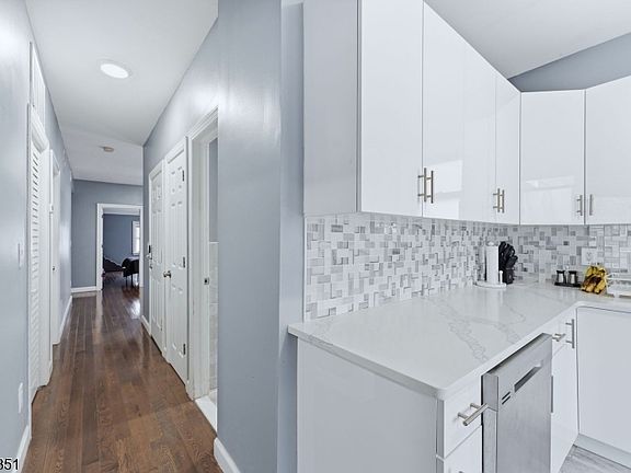 5th image of 757 Thomas St