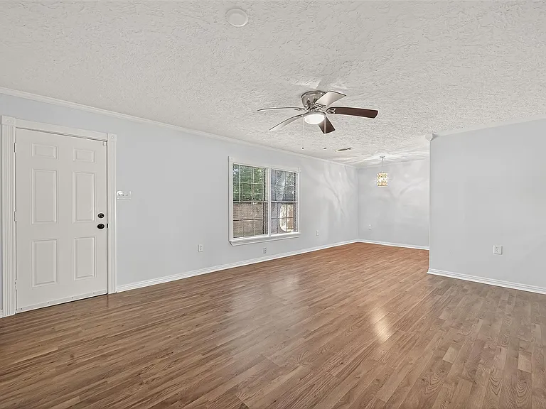 714 E Humble St — Photo 6